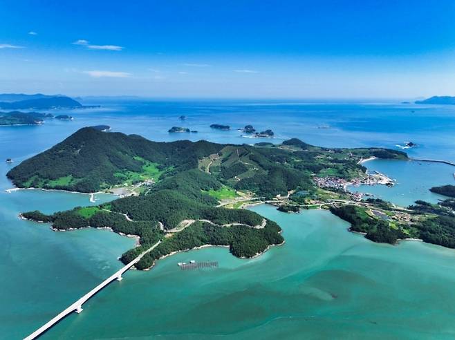 ‘섬살이 체험 지원사업’이 진행될 여수시 화정면 낭도 전경.