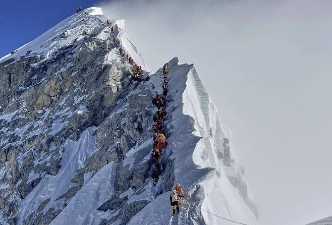 지난해 5월 등반객들이 에베레스트 정상에 오르기 위해 길게 줄을 서 있다. AP 연합뉴스 자료사진