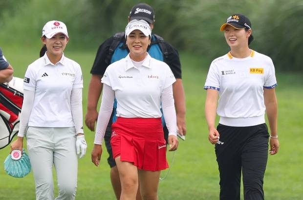 동반 라운드를 하고 있는 황유민(왼쪽부터), 윤이나, 방신실. 사진 제공=KLPGA