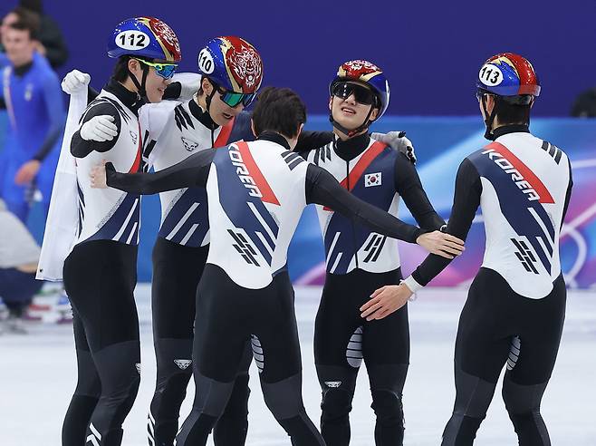 21일 이탈리아 밀라노 아이스스케이팅 아레나에서 열린 2026 밀라노·코르티나담페초 동계 올림픽 쇼트트랙 남자 5천m 계주 결승에서 황대헌, 이준서, 이정민, 임종언, 신동민이 은메달을 획득한 뒤 기뻐하고 있다.