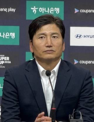 정정용 전북 신임 감독이 21일 전주월드컵경기장에서 열린 쿠팡플레이 K리그 슈퍼컵 2026 경기 후 기자회견에서 취재진의 질문에 답하고 있다. 박현우 기자