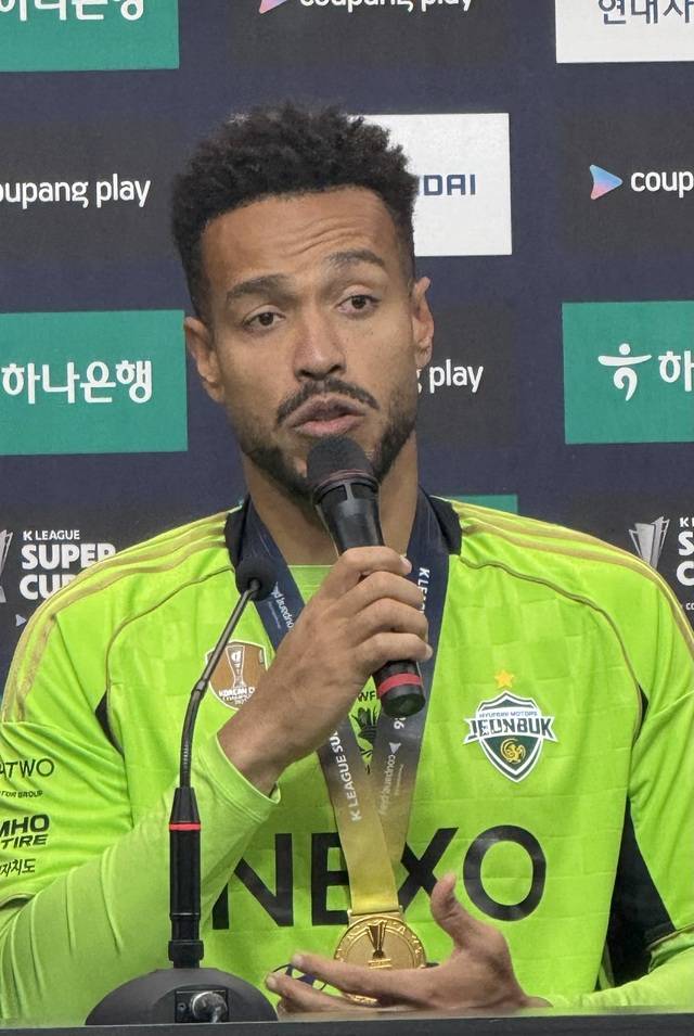 슈퍼컵 MVP로 선정된 모따가 1일 전주월드컵경기장에서 열린 쿠팡플레이 K리그 슈퍼컵 2026 경기 후 기자회견에서 취재진의 질문에 답하고 있다. 박현우 기자