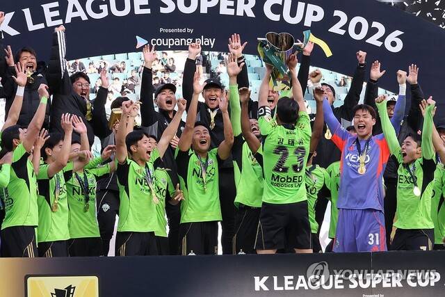 21일 전북 전주월드컵경기장에서 열린 ‘쿠팡플레이 K리그 슈퍼컵 2026’ 전북 현대와 대전 하나 시티즌 경기에서 우승한 전북 현대. 주장 김태환이 슈퍼컵을 들며 환호하고 있다. /연합뉴스