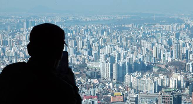 19일 서울 남산 N서울타워에서 시민이 집합건물 중심 지역을 바라보고 있다.