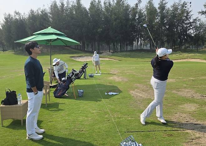 하종주 팀 해든 골프아카데미 원장은 2026시즌을 앞두고 베트남 삼손에 있는 FLC 삼손 골프장으로 제자들을 데리고 훈련을 떠났다. 20일 골프장 드라이빙 레인지에서 이준이 선수의 샷을 지켜보고 있다.
