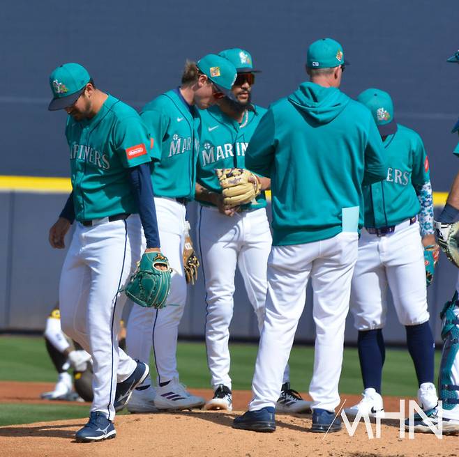 (데인 더닝(왼쪽)이 21일 경기에서 자신의 임무를 마치고 마운드를 내려가고 있다)