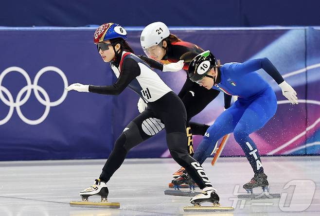 쇼트트랙 김길리가 20일(현지시간) 이탈리아 밀라노 아이스 스케이팅 아레나에서 열린 2026 밀라노·코르티나담페초 동계올림픽 쇼트트랙 여자 1500m 준결승에서 1위로 결승선을 통과하고 있다. 2026.2.21 ⓒ 뉴스1 김진환 기자