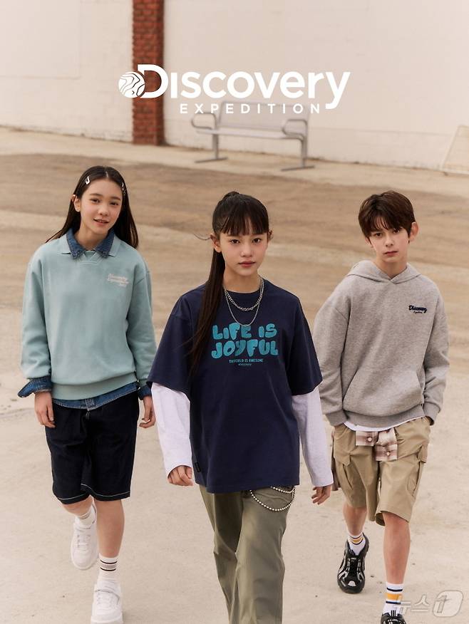 디스커버리 키즈가 최근다채로운 컬러 구성에 기능성까지 갖춘 26SS 시즌 봄 화보 공개했다.(디스커버리 제공)