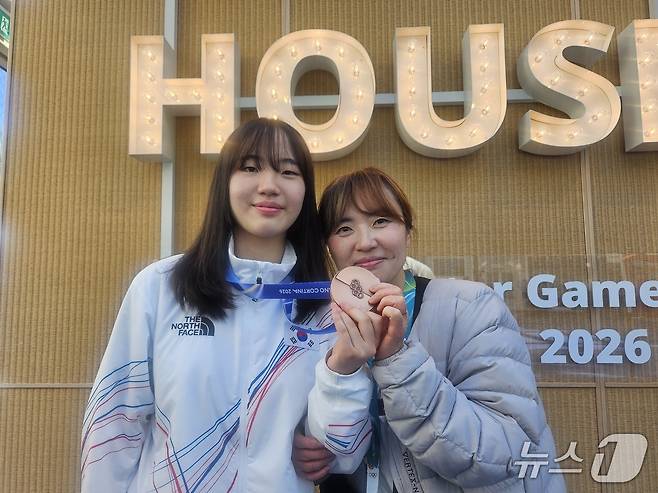 2026 밀라노 코르티나 동계 올림픽 동메달리스트 유승은과 어머니 이희정 씨. ⓒ News1 권혁준 기자