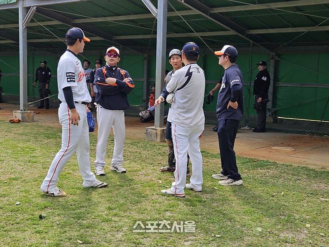 한화 문동주(왼쪽)가 21일 일본 오키나와 고친다 구장에서 불펜피칭을 마친 후 양상문 투수코치(왼쪽 두 번째), 최재훈(가운데) 등과 얘기를 나누고 있다. 오키나와 | 김동영 기자 raining99@sportsseoul.com