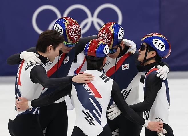 은메달을 딴 남자 계주 대표팀. 밀라노 | 연합뉴스