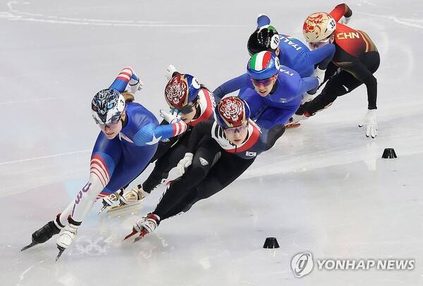 스토다드 뒤에서 추월을 시도하는 최민정과 김길리. ⓒ연합뉴스