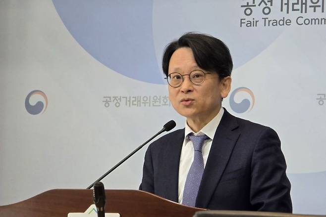 유성욱 공정거래위원회 조사관리관이 지난 20일 정부세종청사 공정거래위원회 기자실에서 7개 밀가루 제조판매 사업자의 부당 공동행위에 대한 심사 결과 보고서의 내용을 설명하고 있다. 연합뉴스