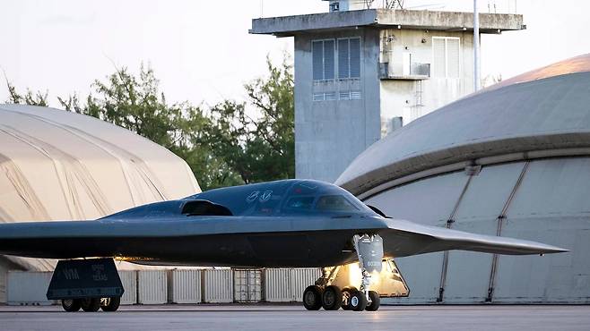 미 공군이 유럽에서 전략폭격기의 순환 배치 전진기지로 사용하는 영국 페어퍼드 기지에 목격된 B-2 '스피리트' 폭격기