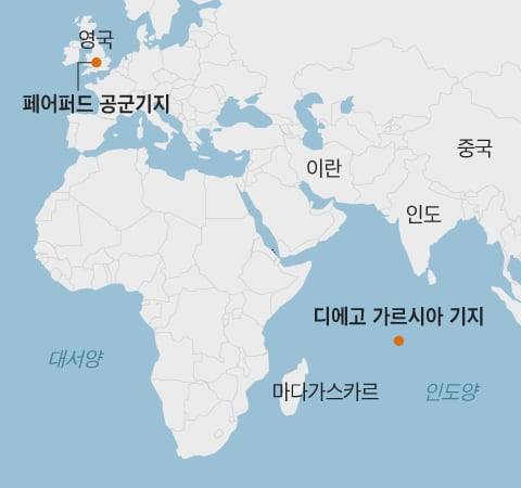 수주간 지속적으로 이란을 폭격할 경우 미국 B-2, B-1, B-52 장거리 폭격기의 핵심 거점이 될 영국 주권의 페어퍼드 기지와 디에고 가르시아 기지. /그래픽=조선디자인랩 이연주