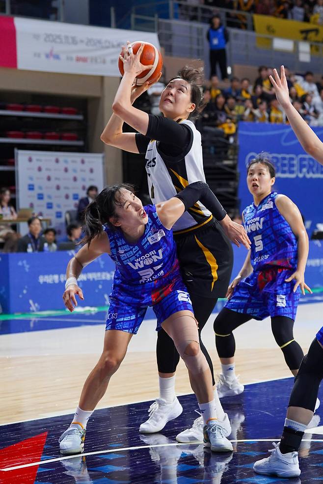 KB 박지수가 21일 우리은행과의 여자 프로농구 원정 경기에서 4쿼터 종료 1분37초전 골밑 슛을 시도하고 있다. /WKBL