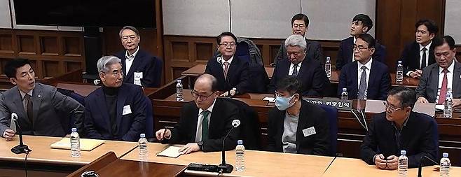 윤석열 전 대통령과 관련 피고인들이 19일 오후 서울 서초구 서울중앙지방법원에서 열린 12·3 비상계엄 관련 내란 우두머리 혐의 사건 1심 선고공판에 출석하고 있다. (서울중앙지법 제공) 2026.2.19 ⓒ 뉴스1