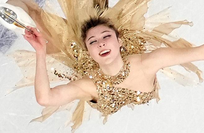 미국 피겨스케이팅 대표 얼리사 류가 20일 이탈리아 밀라노 아이스스케이팅 아레나에서 열린 2026 밀라노-코르티나담페초 겨울올림픽 여자 싱글 프리스케이팅에서 얼굴 가득 미소를 지은 채 스핀 연기를 펼치고 있다. 류는 이날 프리스케이팅 개인 최고점(150.20점)을 경신하며 금메달을 목에 걸었다. 류는 앞서 열린 팀 이벤트(단체전) 금메달까지 더해 대회 2관왕에 올랐다. 밀라노=AP 뉴시스