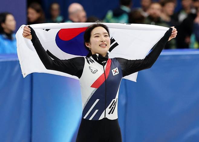 쇼트트랙 김길리가 20일(현지시간) 이탈리아 밀라노 아이스 스케이팅 아레나에서 열린 2026 밀라노·코르티나담페초 동계올림픽 쇼트트랙 여자 1500m 결승에서 금메달을 확보한 후 태극기를 두른 채 인사하고 있다.뉴스1