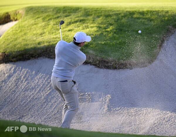 2026년 미국프로골프(PGA) 투어 제네시스 인비테이셔널에 출전한 로리 맥길로이(북아일랜드)가 버디를 기록한 2라운드 17번홀에서 벙커샷을 하는 모습이다. 사진제공=ⓒAFPBBNews = News1 (사진을 무단으로 사용하지 마십시오.)
