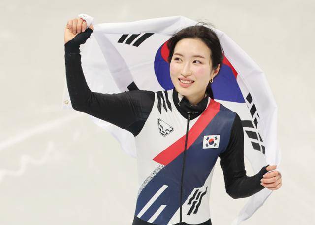 김길리가 21일 이탈리아 밀라노 아이스 스케이팅 아레나 경기장에서 열린 2026 밀라노·코르티나담페초 동계올림픽 쇼트트랙 여자 1,500m 결선에서 금메달을 획득한 뒤 기뻐하고 있다. 밀라노=뉴시스