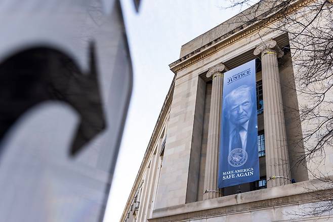 현지시간 20일 미국 워싱턴 D.C. 법무부(DOJ) 건물 측면에 걸린 도널드 트럼프 미국 대통령의 현수막이 걸려 있다. 보수 성향의 대법원은 이날 트럼프 대통령의 상호관세를 위법이라고 최종 판결했다. EPA=연합뉴스