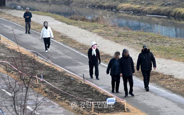 ▲ 한파가 물러나고 포근한 날씨를 보인 29일 시민들이 춘천공지천 산책로에서 산책을 하고 있다. 김정호 기자
