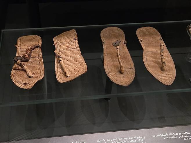 투탕카멘의 샌들. 자히 하와스는 투탕카멘의 샌들에서 보행 장애의 흔적을 관측할 수 있다고 주장한다. 반면 이런 해석이 과장됐다는 의견도 있다. /성수영