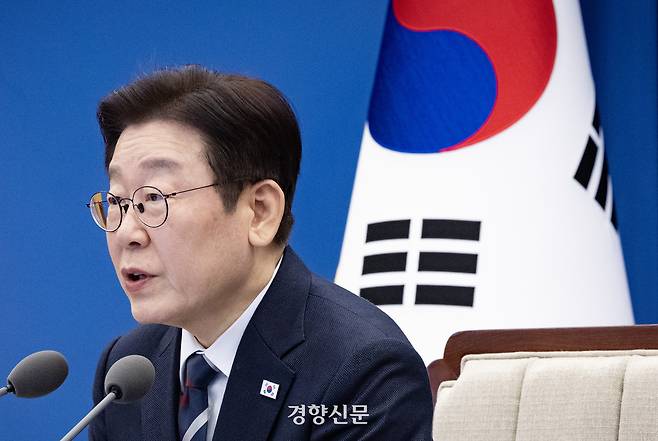 이재명 대통령이 지난 19일 청와대 여민관에서 열린 수석보좌관회의에서 발언하고 있다. 이 대통령은 회의에서 “불평등과 절망을 키우는 망국적인 부동산 공화국을 극복하겠다”고 말했다. 청와대사진기자단