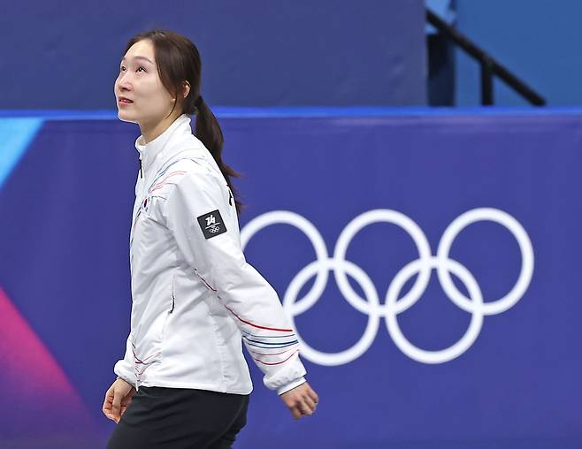 20일(현지시간) 이탈리아 밀라노 아이스스케이팅 아레나에서 열린 2026 밀라노ㆍ코르티나담페초 동계올림픽 쇼트트랙 여자 1,500m 시상식에서 은메달을 획득한 최민정이 입장하고 있다. 2026.2.21 연합뉴스