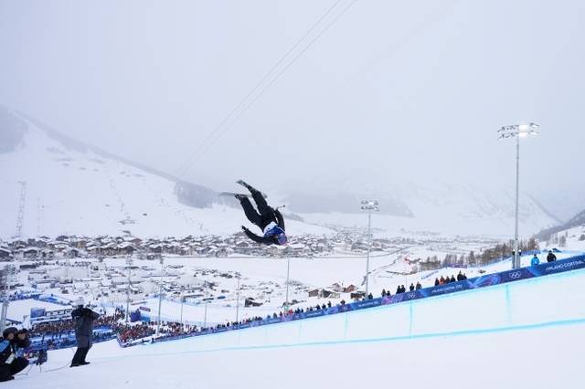 이승훈은 20일(한국시간) 이탈리아 리비뇨 스노파크에서 열린 2026 밀라노·코르티나동계올림픽 프리스타일스키 남자 하프파이프 예선에서 공중 동작을 선보이고 있다. AP뉴시스