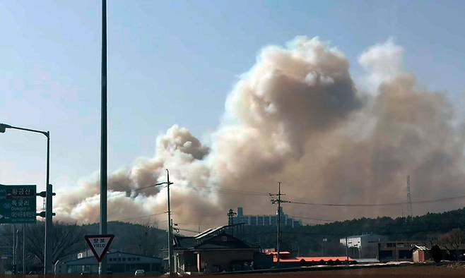 21일 충남 서산시 대죽읍 대죽리 인근에서 산불이 발생해 연기가 솟구치고 있다. 서산시는 산불 발생지 인근 주민들에게 대죽1리 경로당으로 대피해 달라는 안내 문자를 발송했다. 연합뉴스
