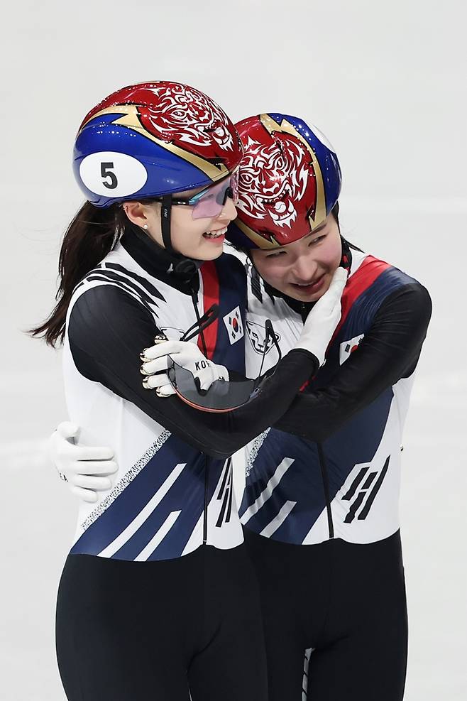 ▲ 이탈리아 밀라노 아이스스케이팅 아레나에서 열린 2026 밀라노ㆍ코르티나담페초 동계올림픽 쇼트트랙 여자 1,500m 결승에서 은메달을 차지한 최민정이 금메달을 차지한 김길리에게 축하를 건네고 있다. ⓒ연합뉴스