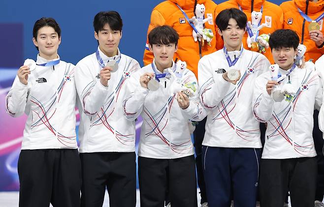 ▲ 이탈리아 밀라노 아이스스케이팅 아레나에서 열린 2026 밀라노ㆍ코르티나담페초 동계올림픽 쇼트트랙 남자 5,000m 계주 결승에서 은메달을 차지한 한국대표팀 선수들이 시상대에 올라 메달을 들어보이고 있다. ⓒ연합뉴스