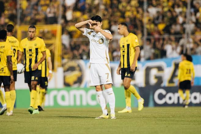 로스앤젤레스(LA)FC 손흥민이 18일(한국시간) 온두라스 산페드로술라의 프란시스코 모라산 경기장에서 열린 2026 북중미카리브축구연맹(CONCACAF) 챔피언스컵 1라운드 1차전에서 페널티킥 골을 성공시킨 뒤 찰칵 세리머니를 하고 있다. 이날 손흥민은 1골 3도움의 맹활약을 펼치며 팀의 6-1 대승을 이끌었다. /사진=LAFC SNS 캡처