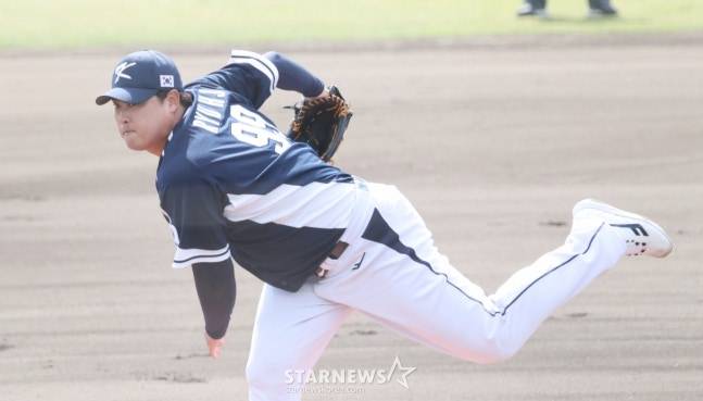 WBC 한국 야구 대표팀이 21일 일본 오키나와현 야에세 고친다 구장에서 한화 이글스와 연습경기를 가졌다. 대표팀 선발 류현진이 역투하고 있다. /사진=김진경 대기자