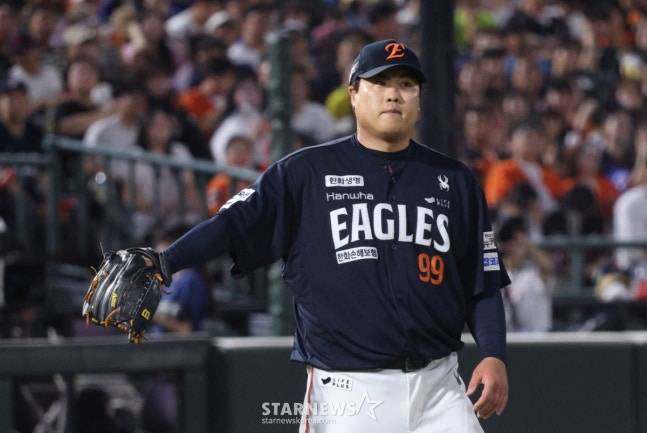류현진이 한화 유니폼을 입고 공을 받고 있다. /사진=김진경 대기자
