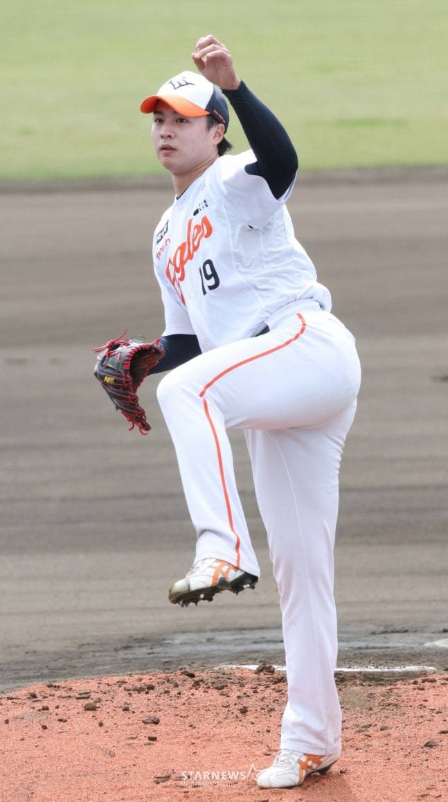 WBC 한국 야구 대표팀이 21일 일본 오키나와현 야에세 고친다 구장에서 한화 이글스와 연습경기를 가졌다. 한화 선발 왕옌청이 역투하고 있다. /사진=김진경 대기자