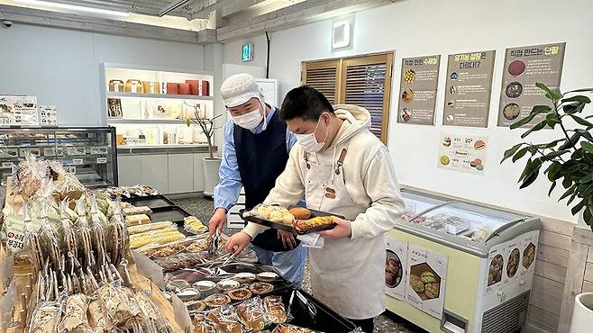중증장애인들에게 일자리를 제공하는 직업재활시설인 광주 북구 틔움직업재활센터에서 근로자들이 제과·제빵과 카페 업무를 수행하며 ‘일하는 일상’을 이어가고 있다./윤찬웅 기자
