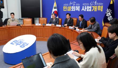 ◇더불어민주당 조승래 사무총장이 22일 국회에서 현안 관련 기자간담회를 하고 있다. 2026.2.22 사진=연합뉴스