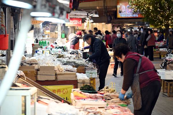 밀양시는 소상공인 매출 증가를 위해 전국 최고 수준인 '상품권 12% 할인'을 시행한다. 사진은 밀양아리랑전통시장. /밀양시
