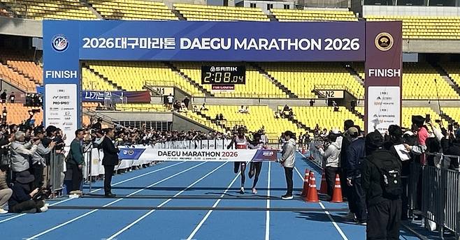 2026 대구마라톤 엘리트(국제부문) 남자부에서 게브리엘 제럴드 게이(탄자니아)가 피니쉬(FINISH) 라인을 통과하고 있다.