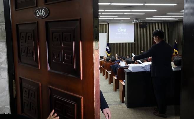 22일 국회에서 더불어민주당 의원총회가 비공개로 열리고 있다. 연합뉴스