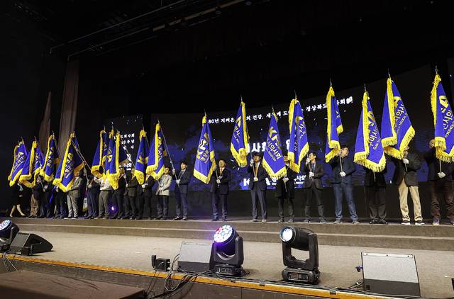 단상에 입장한 경상북도의사회기와 22개 시·군의사회기. 경북도의사회 제공
