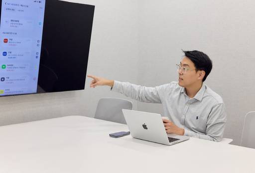 왕현민 토스증권 AI 사일로 프로덕트 오너(PO)가 메트로경제와의 인터뷰에서 'AI 시그널'을 소개하고 있다./토스증권