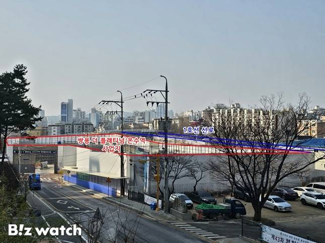 쌍용 더 플래티넘 온수역 사업지 전경. 사진 기준 사업지 우측으로 1호선 전철이 오가는 선로가 위치해 있다./사진=김준희 기자 kjun@