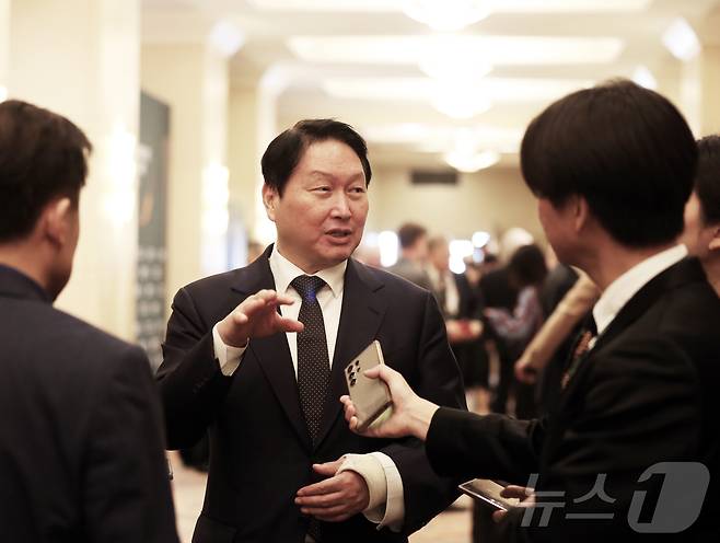 최태원 SK그룹 회장이 20일(현지시간) 미국 워싱턴DC 샐러맨더 호텔에서 열린 '트랜스 퍼시픽 다이얼로그(Trans-Pacific Dialogue, TPD) 2026' 포럼 행사에서 한국 특파원들과 인터뷰하고 있다.(SK그룹 제공, 재판매 및 DB금지) 2026.02.22. ⓒ 뉴스1 류정민 특파원