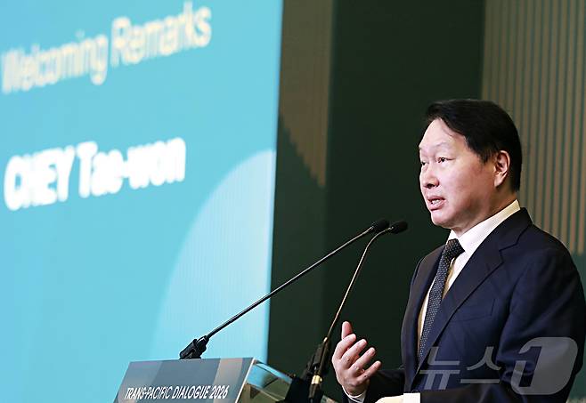 최태원 SK그룹 회장이 20일(현지시간) 미국 워싱턴DC 샐러맨더 호텔에서 열린 최종현학술원 주최 '트랜스 퍼시픽 다이얼로그(TPD) 2026' 행사에서 환영사를 하고 있다.(SK그룹 제공, 재판매 및 DB금지) ⓒ 뉴스1 류정민 특파원