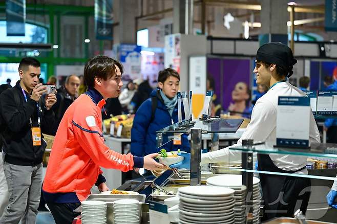 선수촌 식당을 이용하는 선수들 ⓒ AFP=뉴스1