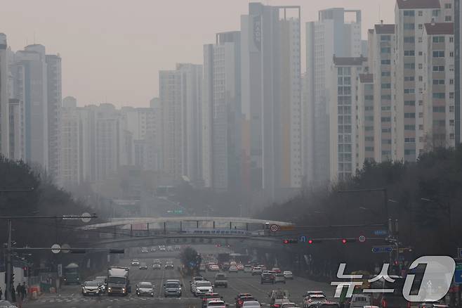경기 수원시 영통구 일대가 안개와 미세먼지로 인해 뿌연 모습을 보이고 있다.ⓒ 뉴스1 김영운 기자